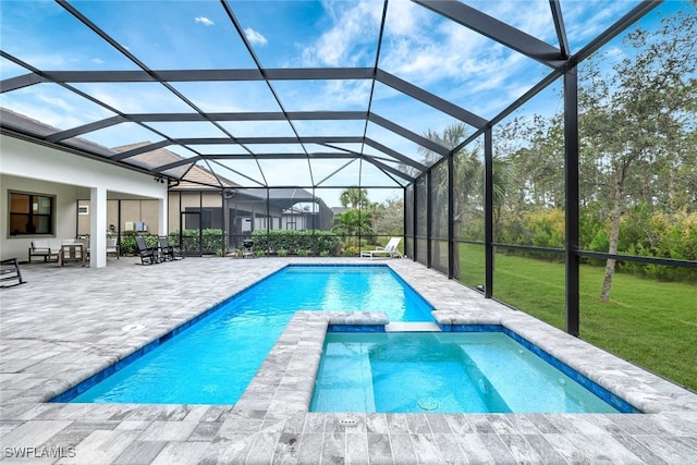 view of pool featuring an in ground hot tub, a lanai, a yard, and a patio area