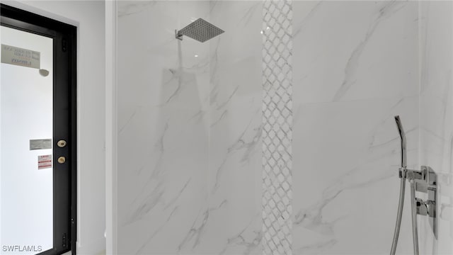 room details featuring a tile shower