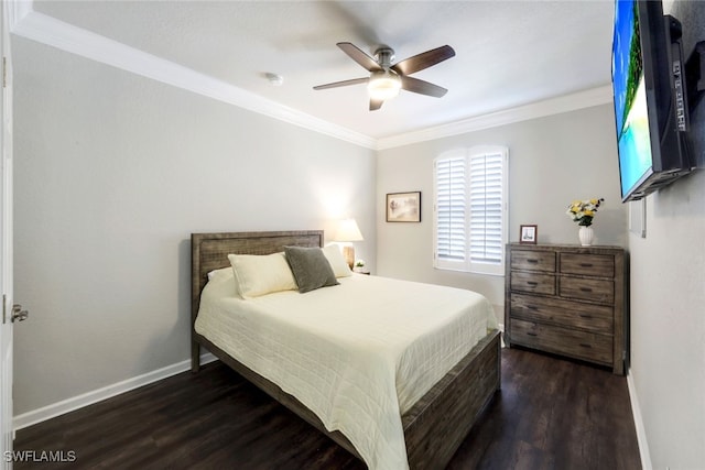 bedroom featuring dark wood-style flooring, baseboards, a ceiling fan, and crown molding