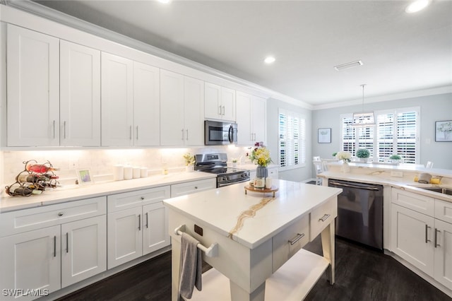 kitchen featuring stainless steel appliances, dark wood-style floors, recessed lighting, and crown molding