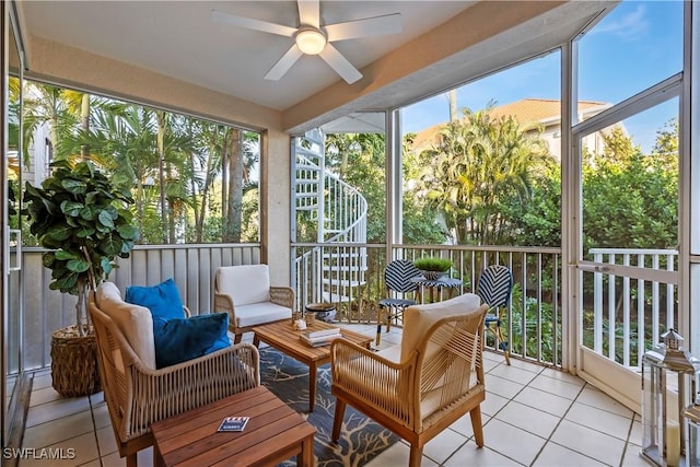 sunroom with ceiling fan