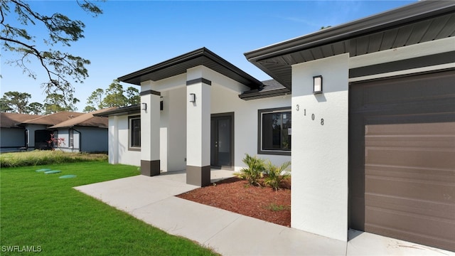 view of front of house featuring a garage and a front yard