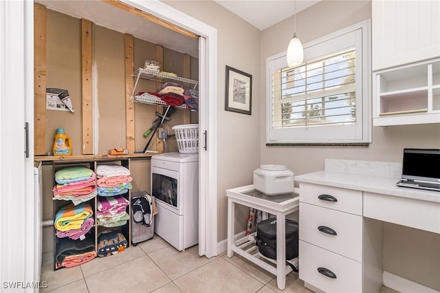 laundry room with washer / dryer and light tile patterned flooring