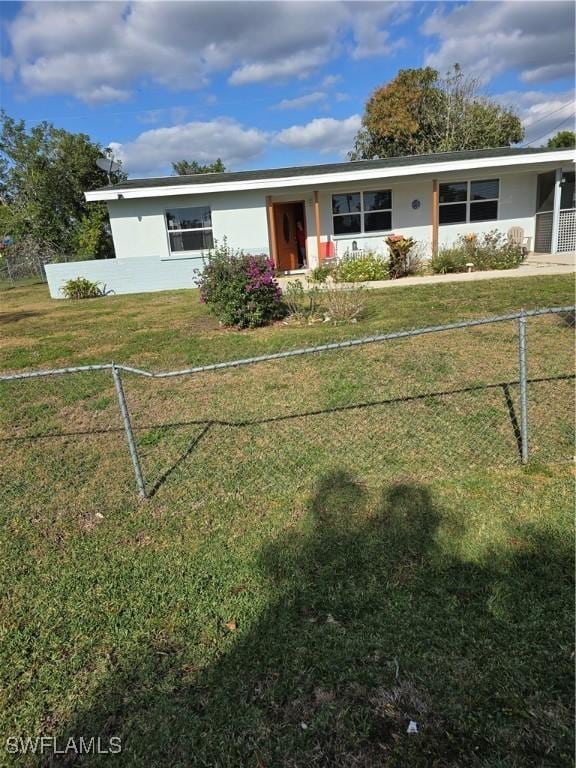 single story home featuring a front lawn