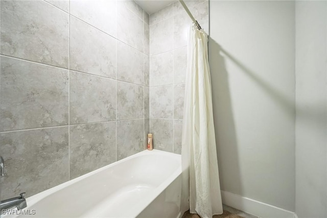 bathroom featuring shower / tub combo