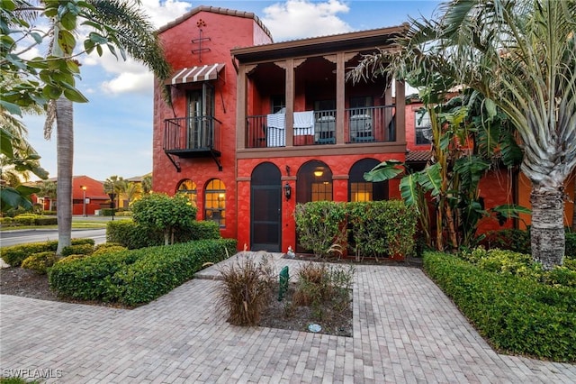 view of front of home featuring a balcony