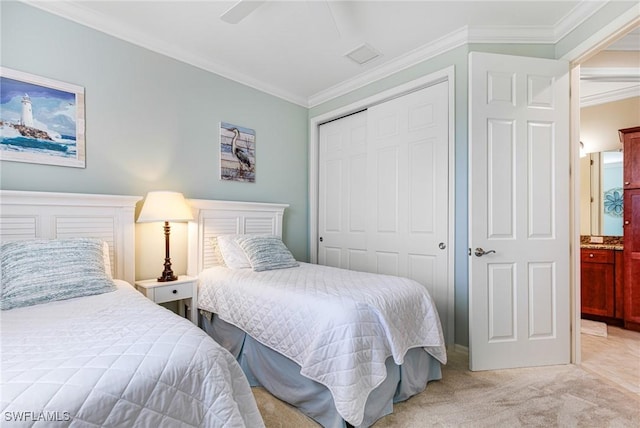 bedroom featuring light carpet, crown molding, a closet, and ceiling fan