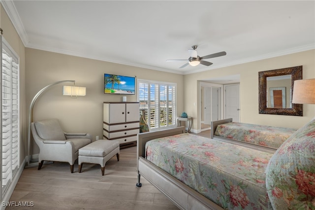 bedroom featuring crown molding, light hardwood / wood-style flooring, and ceiling fan