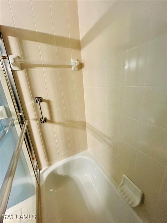 bathroom featuring tiled shower / bath combo