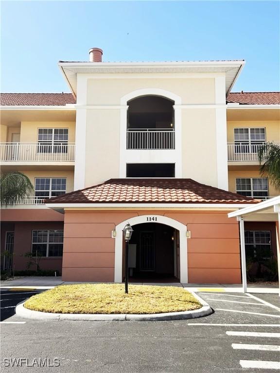 view of front facade with stucco siding