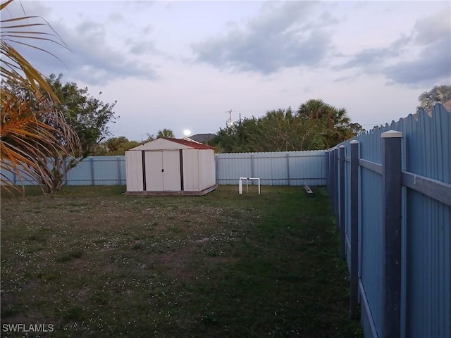 view of yard featuring a storage unit