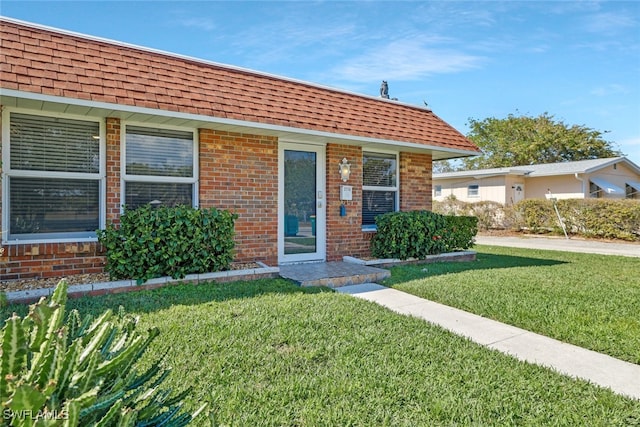 view of front of property with a front yard