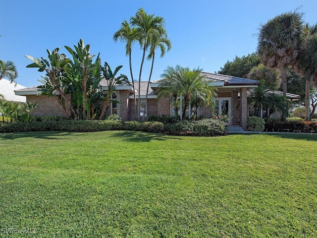 view of front of property with a front yard