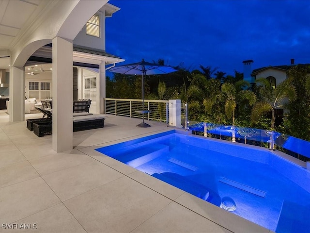 view of swimming pool with outdoor lounge area, a jacuzzi, and a patio area