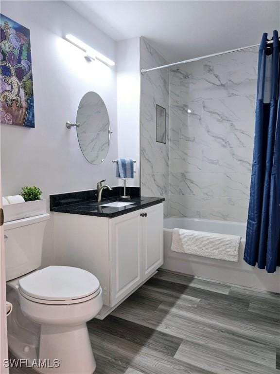 full bathroom featuring shower / tub combo with curtain, vanity, and toilet