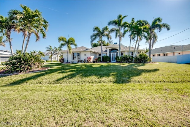 view of front of property featuring a front yard