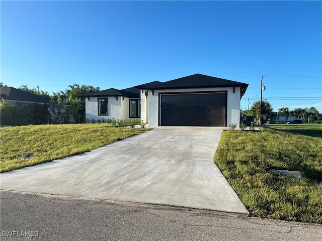 view of front facade featuring a garage and a front yard