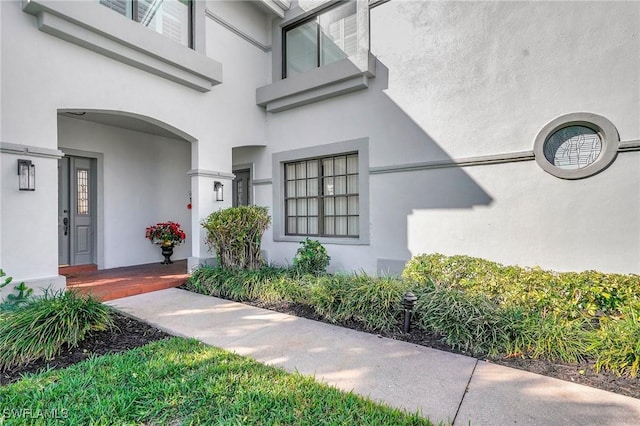 property entrance with stucco siding