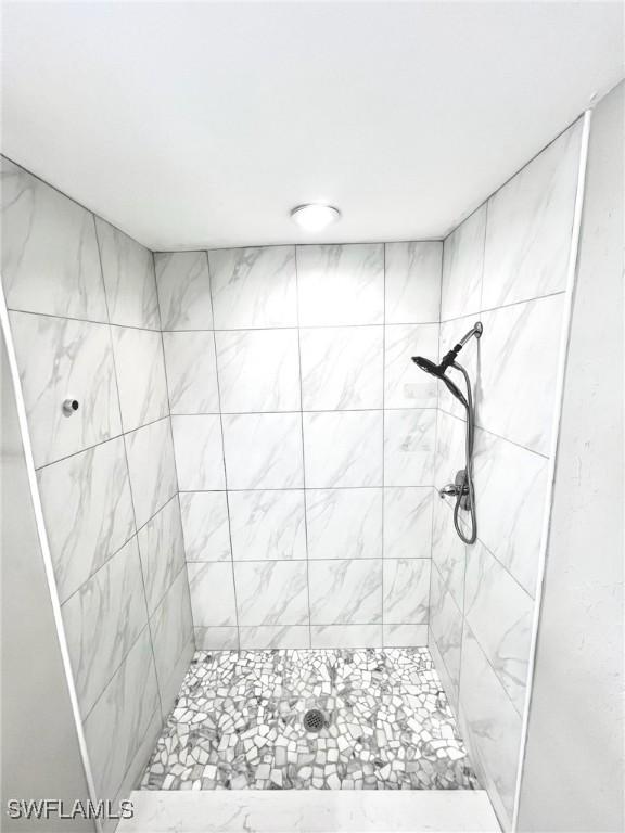 bathroom featuring a tile shower