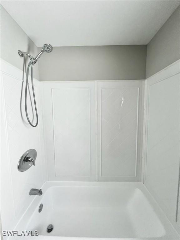 bathroom with bathtub / shower combination