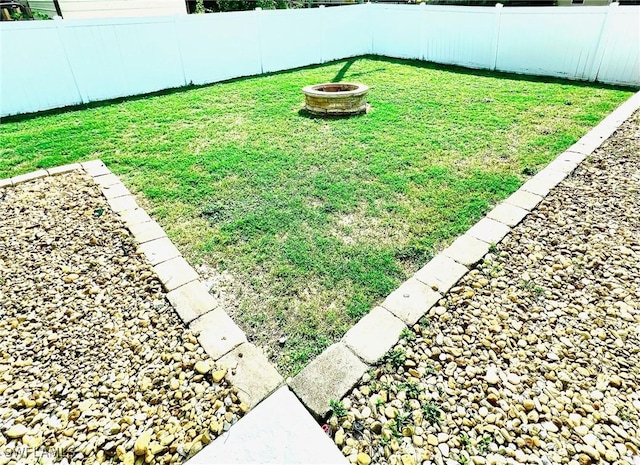 view of yard featuring an outdoor fire pit