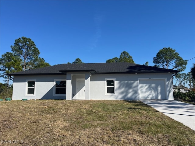 view of front facade featuring a front lawn