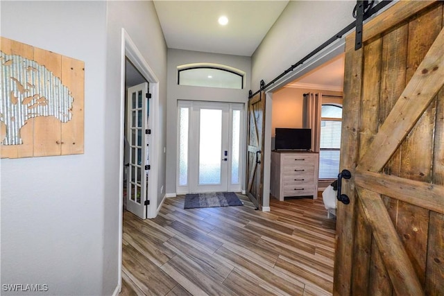 foyer entrance featuring a barn door and hardwood / wood-style floors