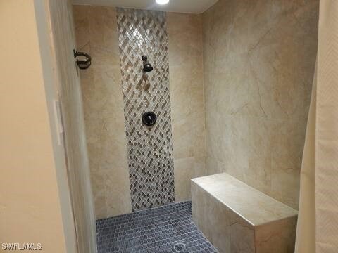 full bathroom featuring a tile shower