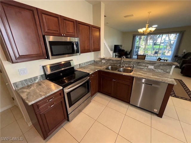 kitchen with sink, a notable chandelier, stainless steel appliances, and kitchen peninsula