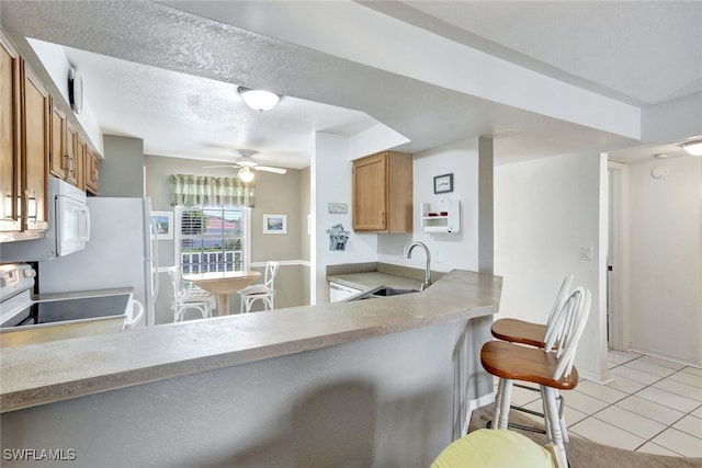 kitchen featuring sink, electric range, ceiling fan, kitchen peninsula, and a textured ceiling