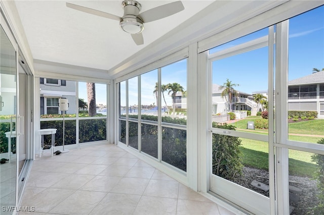 sunroom with ceiling fan