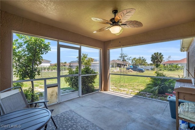 sunroom with ceiling fan