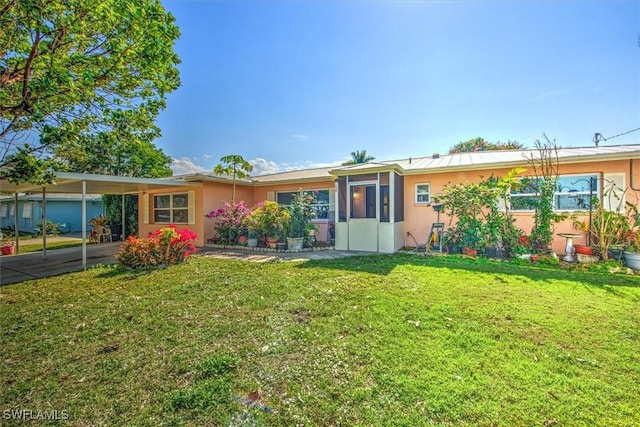 view of front of property featuring a carport and a front yard