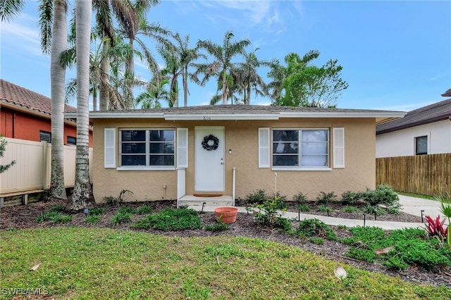 view of front of house featuring a front yard