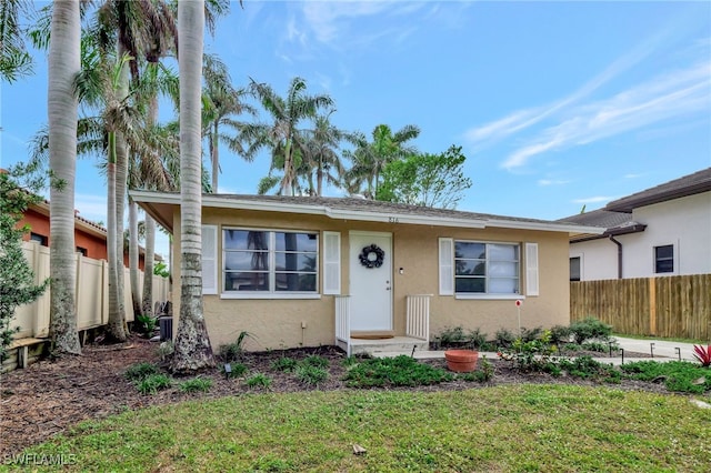 view of front of house featuring a front yard