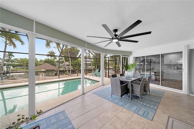 sunroom with ceiling fan