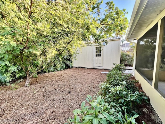 view of yard featuring a shed