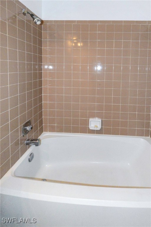 bathroom featuring tiled shower / bath combo