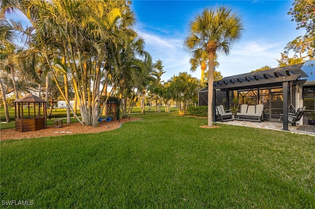 view of yard featuring outdoor lounge area, a pergola, and a patio