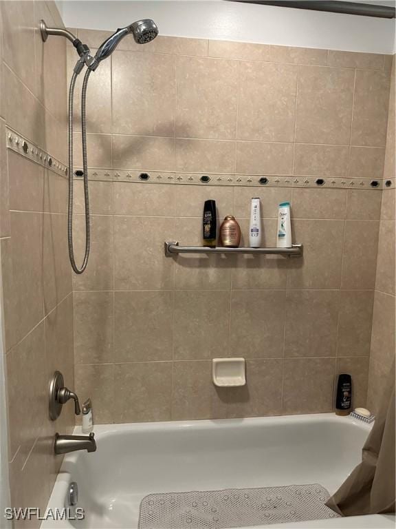 bathroom with tiled shower / bath