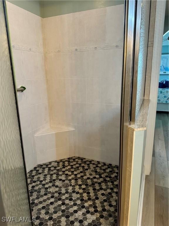 bathroom featuring a tile shower