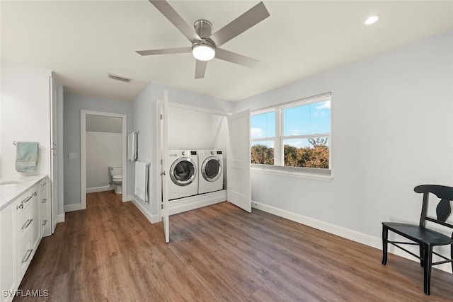 clothes washing area with wood-type flooring, independent washer and dryer, and ceiling fan