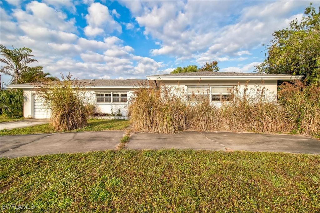 view of front of home featuring a garage and a front yard