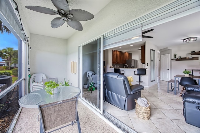 sunroom with ceiling fan