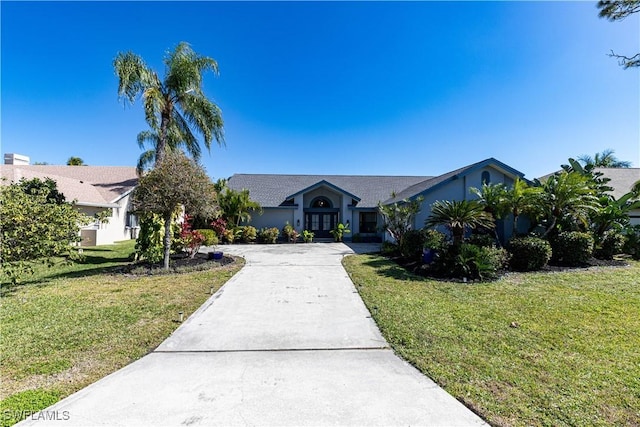 view of front of house with driveway and a front yard