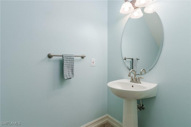 bathroom with baseboards