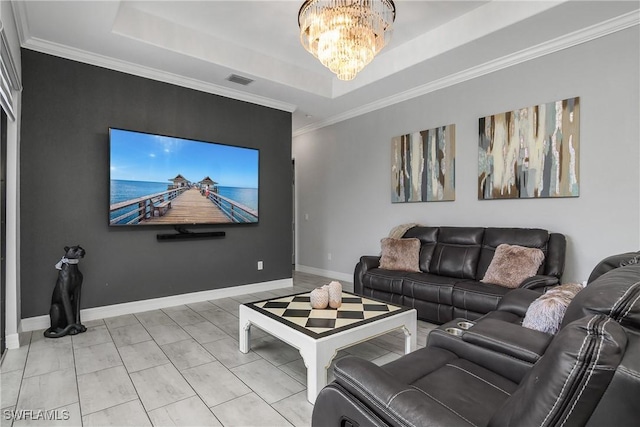 living room with an inviting chandelier, ornamental molding, and a raised ceiling