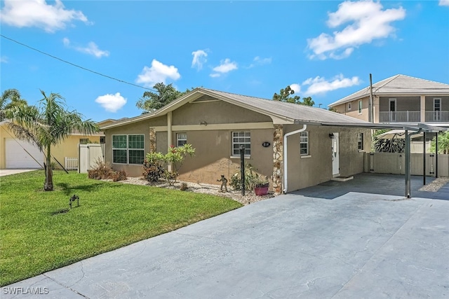 view of front of property featuring a front lawn