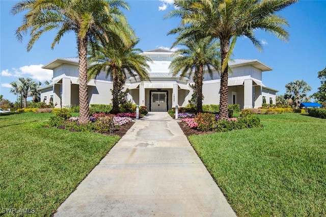 view of front facade with a front yard