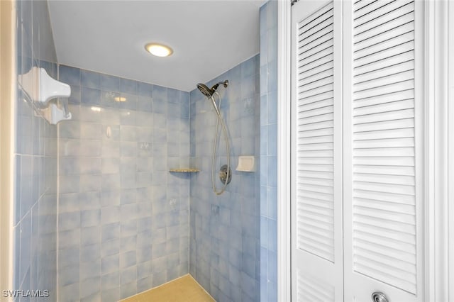 bathroom featuring tiled shower